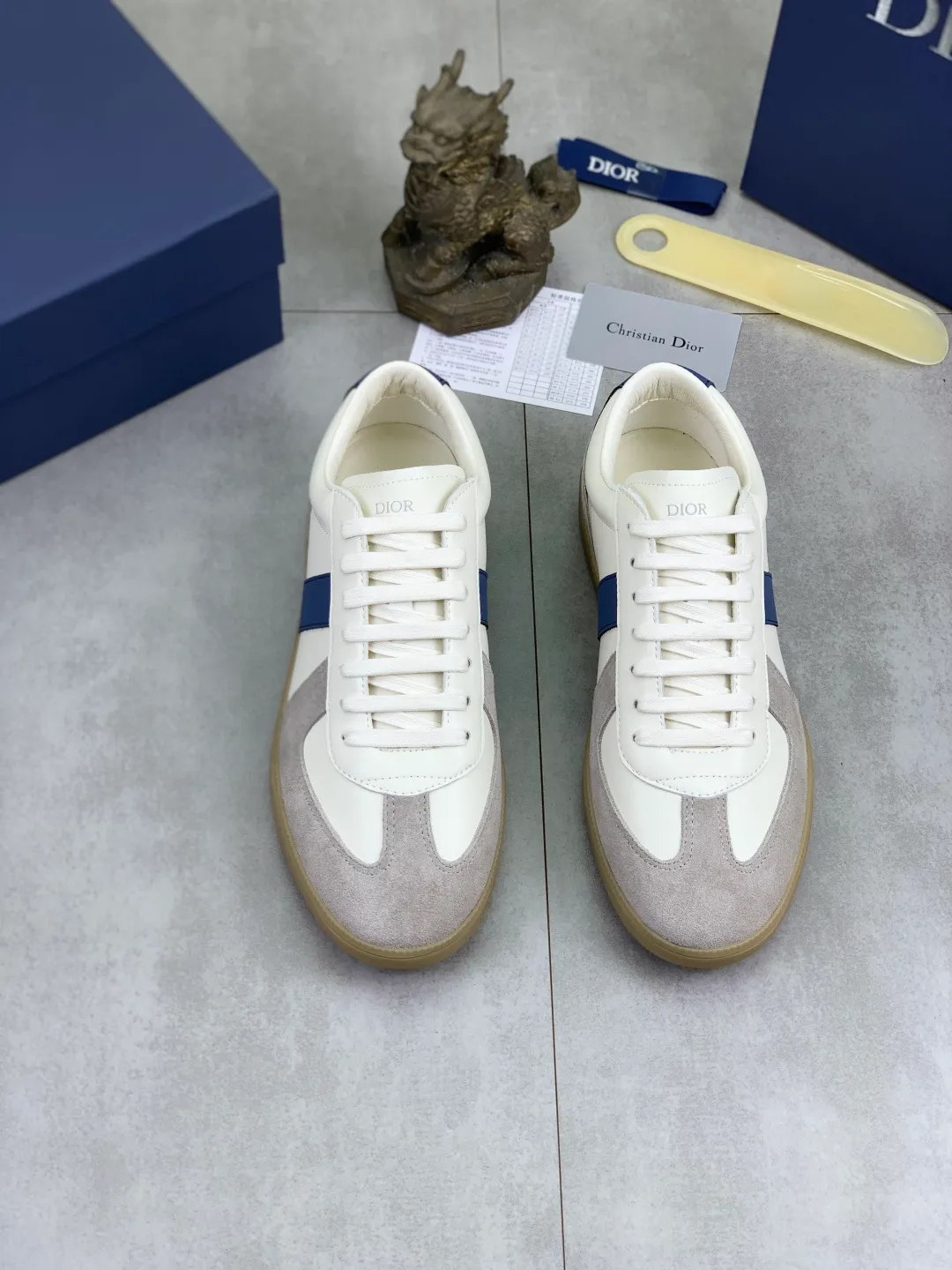 Men's shoes 💰P360 New Dior B01 moral training shoes, white first-layer cowhide, original molded outsole. New to the fall collection, this sneaker marks the return of a Dior classic, reinterpreted in a stylish and elegant silhouette. Crafted from white smooth first-grain cowhide with a tonal silk sheepskin lining, it features the Dior logo on the tongue and inner sides, and a CD icon on the heel. Paired with Tpu anti-slip soles of the same color, it can be matched with various styles to create a sophisticated look.  Code number: 38-44